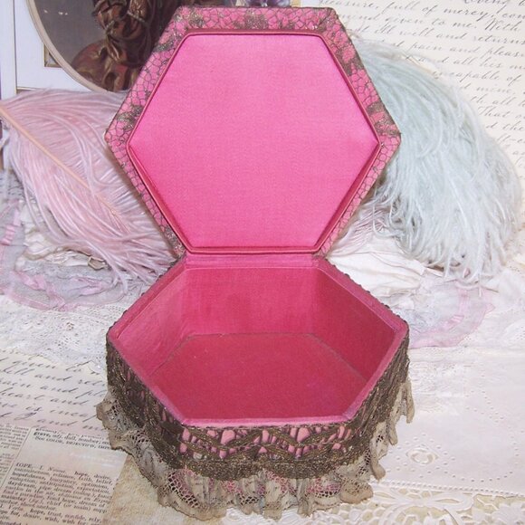Antique French Ribbonwork Boudoir Box - Mauve, Gold Lace & Rococo Ribbon Trim - Picture 6 of 7